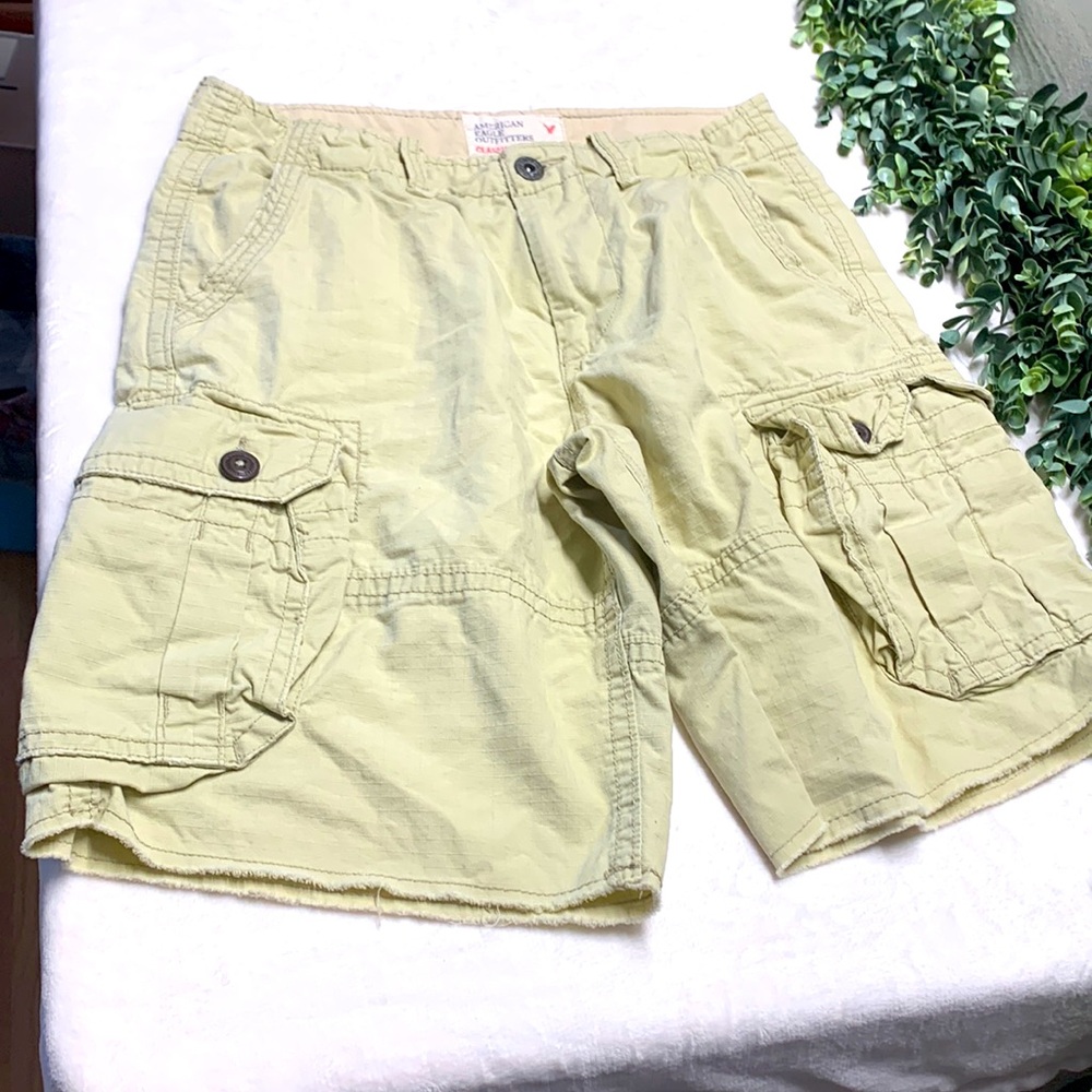 Mens American eagle classic length cargo shorts khaki size 30